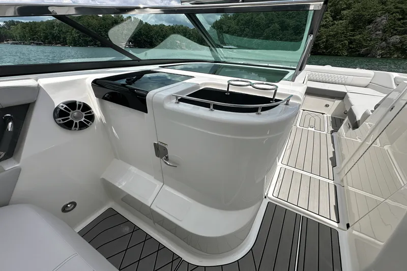 Slide: The Image of Sea Ray SLX 350 2026 - 46