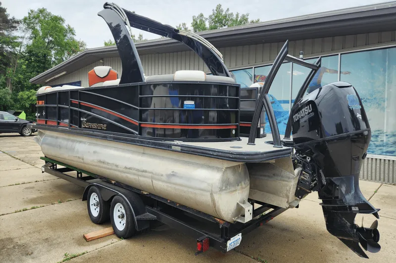 Slide: The Image of Berkshire 23SRFX ARCH S 2017 - 1