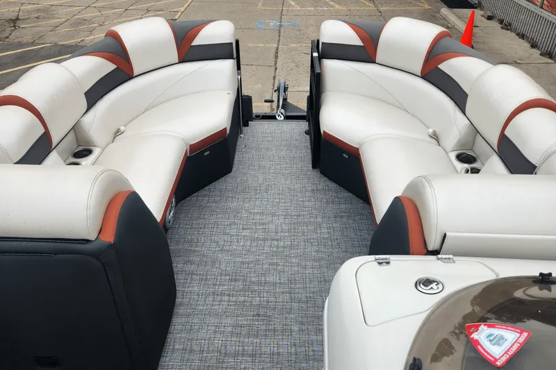 Slide: The Image of Berkshire 23SRFX ARCH S 2017 - 13