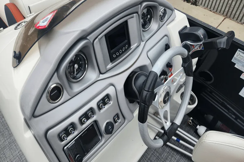 Slide: The Image of Berkshire 23SRFX ARCH S 2017 - 15