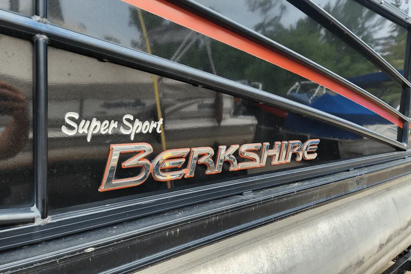 Slide: The Image of Berkshire 23SRFX ARCH S 2017 - 2