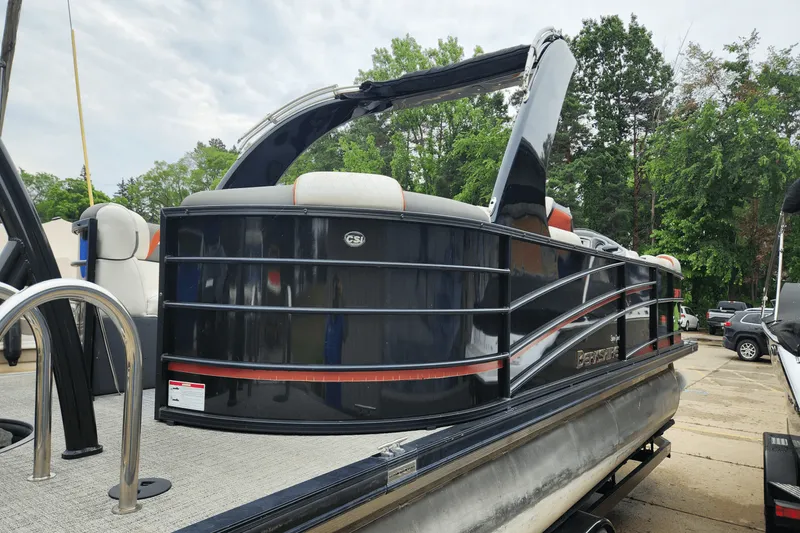 Slide: The Image of Berkshire 23SRFX ARCH S 2017 - 9