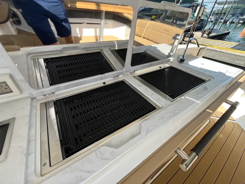 Slide: The Image of Sea Ray SLX 400 2026 - 12