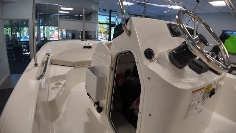 Slide: The Image of Boston Whaler 170 Montauk 2026 - 25