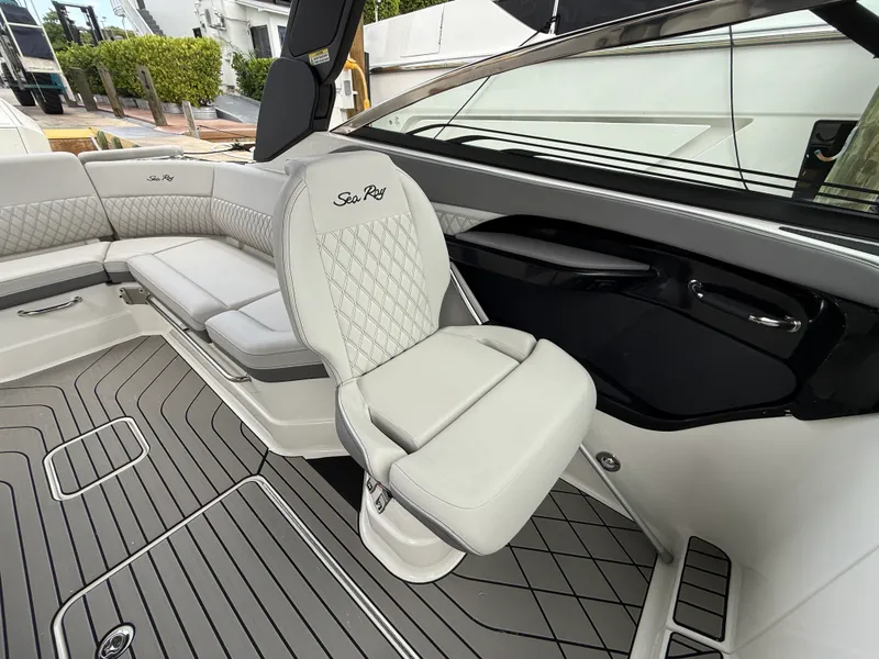 Slide: The Image of Sea Ray SLX 280 Outboard 2026 - 21