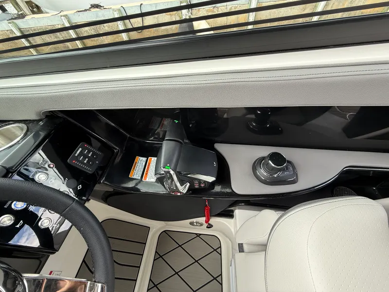 Slide: The Image of Sea Ray SLX 280 Outboard 2026 - 20