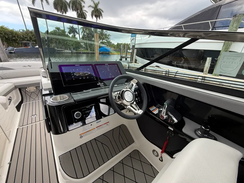 Slide: The Image of Sea Ray SLX 280 Outboard 2026 - 17