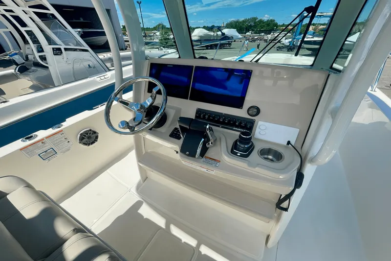 Slide: The Image of Boston Whaler 280 Dauntless 2025 - 10