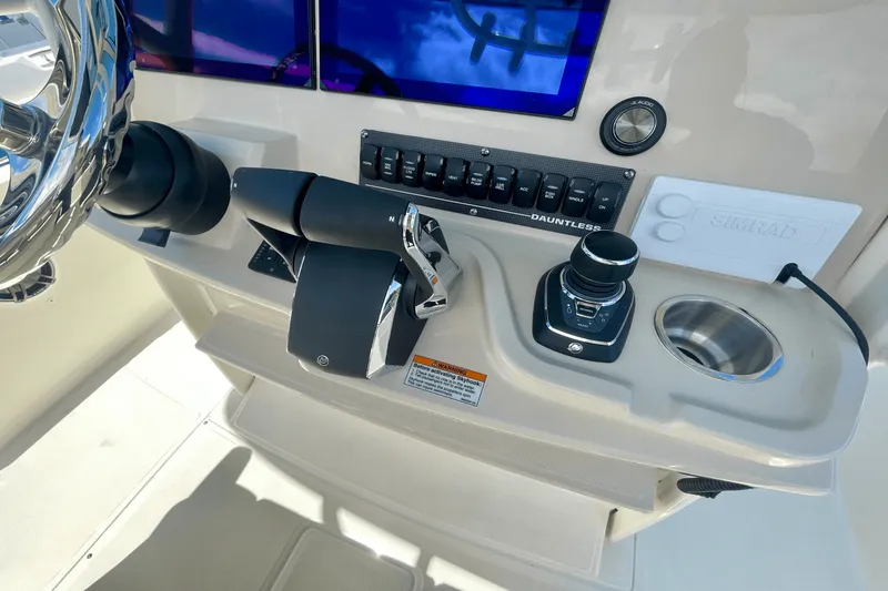 Slide: The Image of Boston Whaler 280 Dauntless 2025 - 11