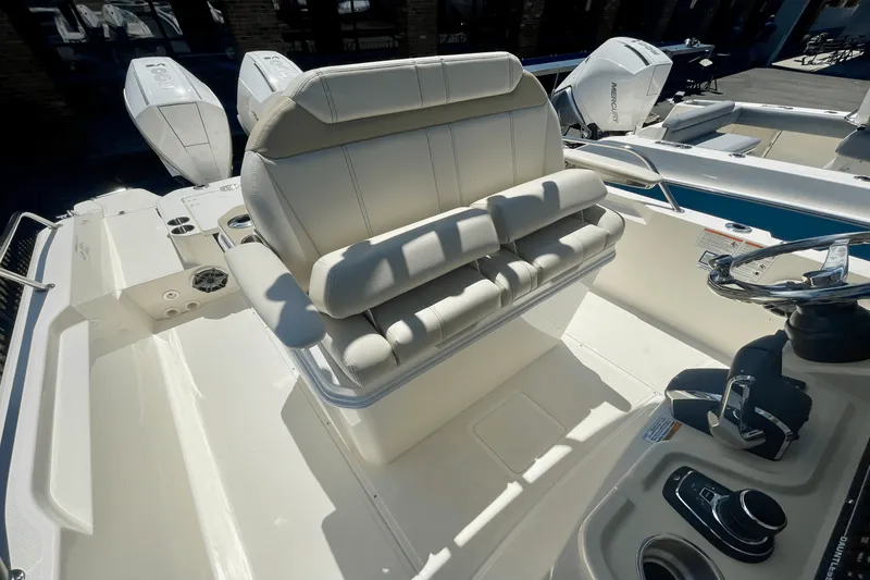 Slide: The Image of Boston Whaler 280 Dauntless 2025 - 12