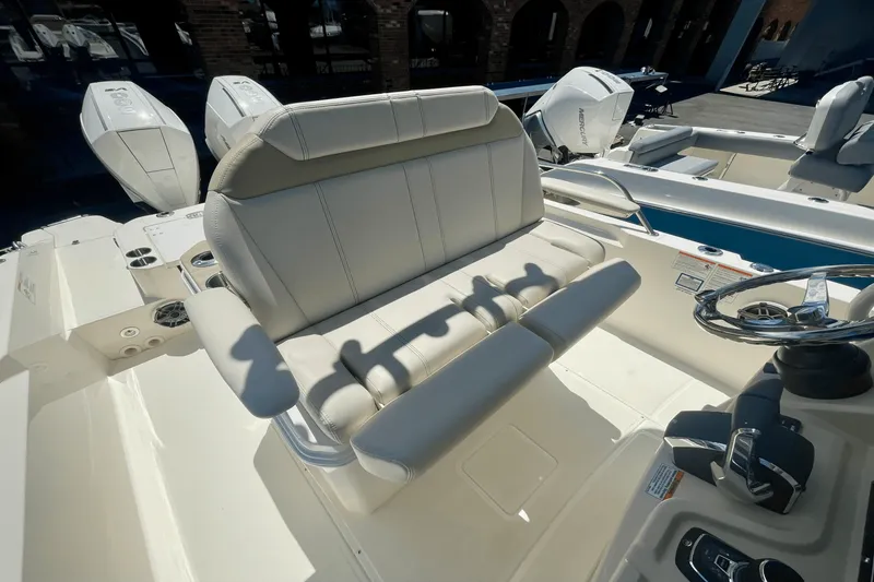 Slide: The Image of Boston Whaler 280 Dauntless 2025 - 13