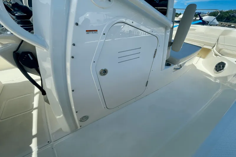 Slide: The Image of Boston Whaler 280 Dauntless 2025 - 14