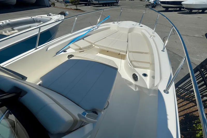 Slide: The Image of Boston Whaler 280 Dauntless 2025 - 16