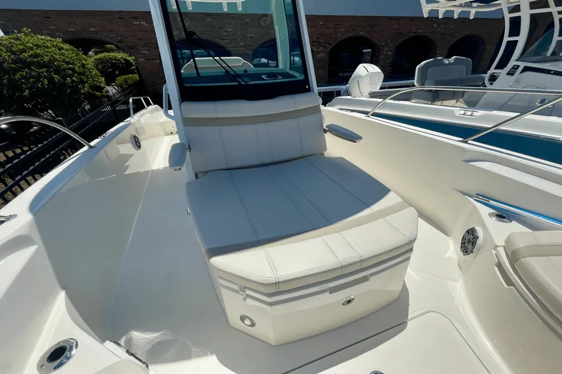 Slide: The Image of Boston Whaler 280 Dauntless 2025 - 17