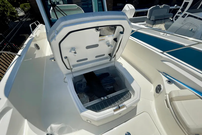Slide: The Image of Boston Whaler 280 Dauntless 2025 - 18