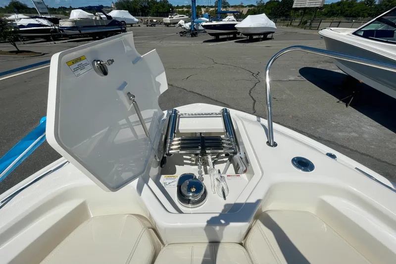 Slide: The Image of Boston Whaler 280 Dauntless 2025 - 21