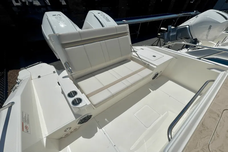 Slide: The Image of Boston Whaler 280 Dauntless 2025 - 4