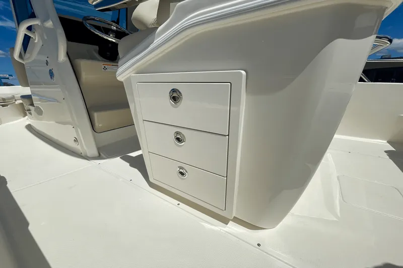 Slide: The Image of Boston Whaler 280 Dauntless 2025 - 8