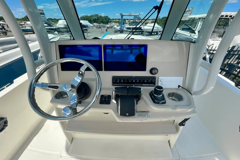Slide: The Image of Boston Whaler 280 Dauntless 2025 - 9