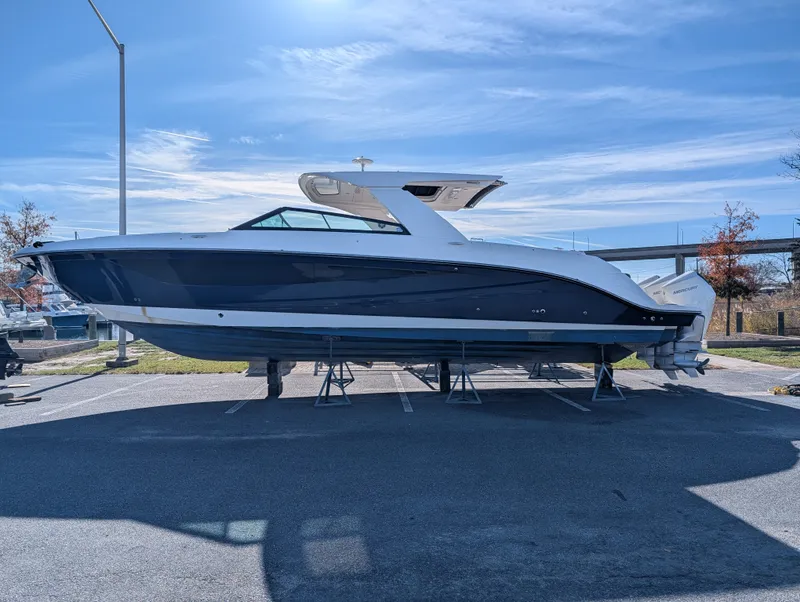 Slide: The Image of Sea Ray 400 SLX OB 2023 - 3
