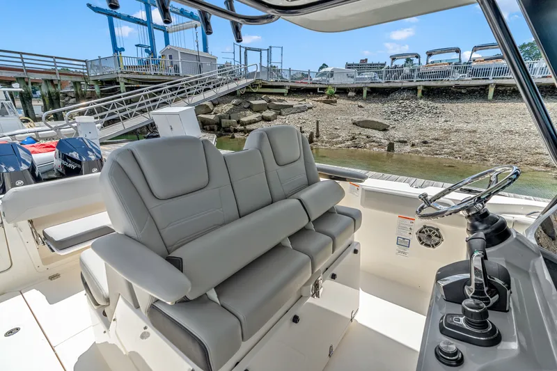 Slide: The Image of Boston Whaler 330 Outrage 2026 - 15