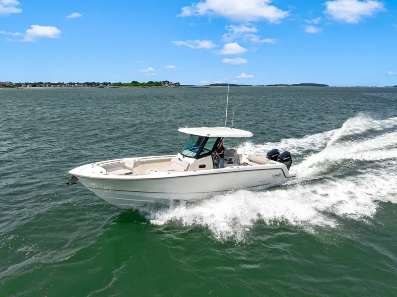 Slide: The Image of Boston Whaler 330 Outrage 2026 - 4