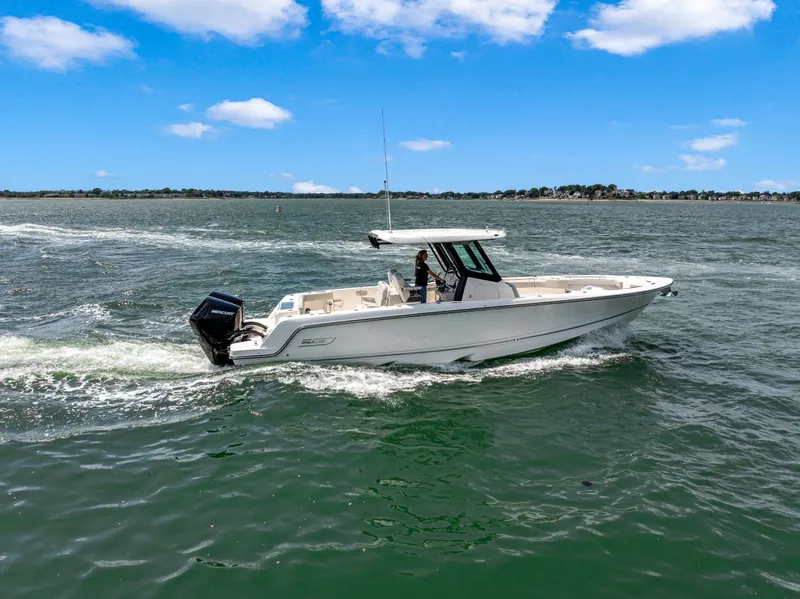 Slide: The Image of Boston Whaler 330 Outrage 2026 - 31