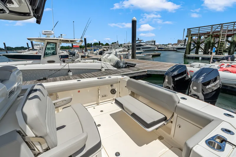 Slide: The Image of Boston Whaler 330 Outrage 2026 - 9