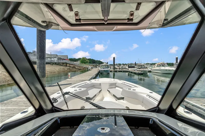 Slide: The Image of Boston Whaler 330 Outrage 2026 - 22