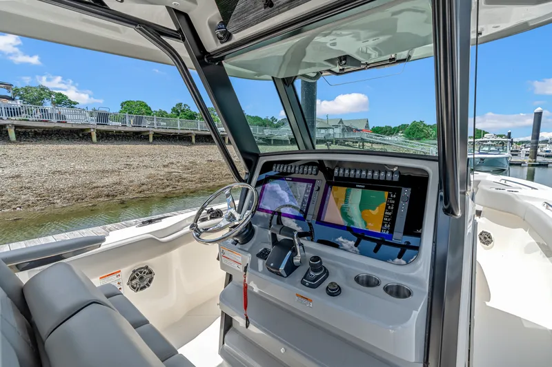 Slide: The Image of Boston Whaler 330 Outrage 2026 - 17