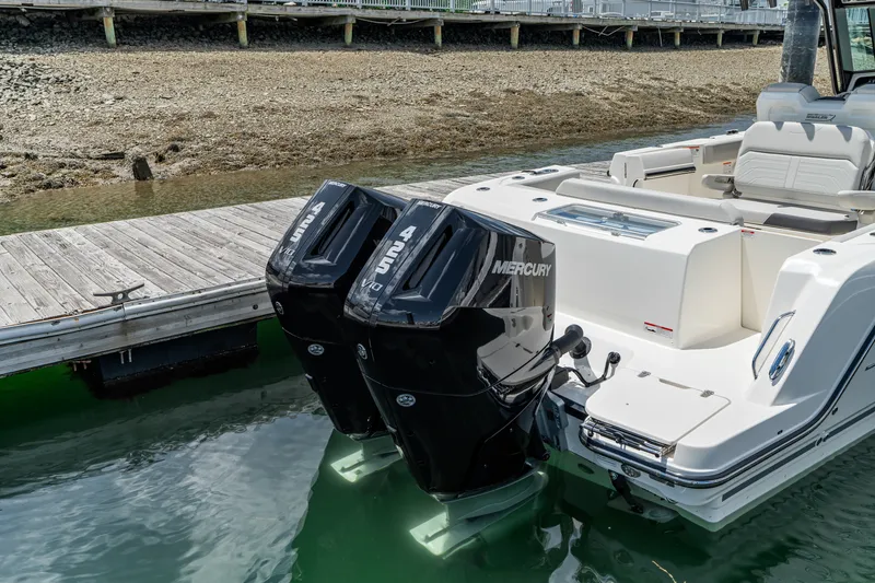 Slide: The Image of Boston Whaler 330 Outrage 2026 - 7