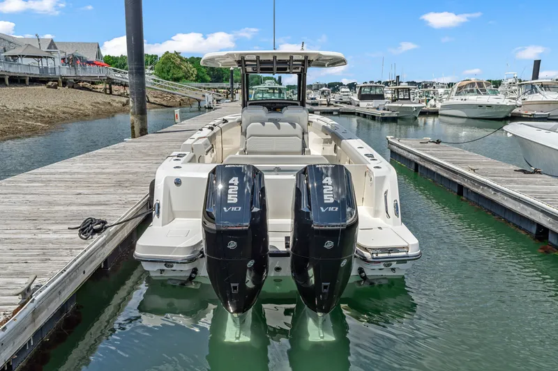 Slide: The Image of Boston Whaler 330 Outrage 2026 - 6