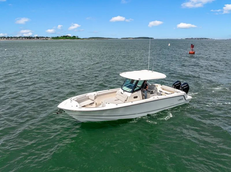 Slide: The Image of Boston Whaler 330 Outrage 2026 - 3