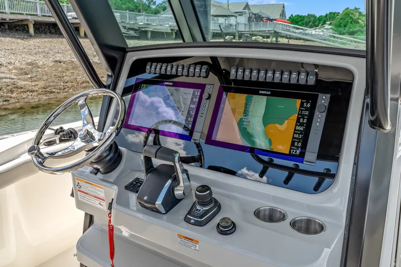 Slide: The Image of Boston Whaler 330 Outrage 2026 - 18