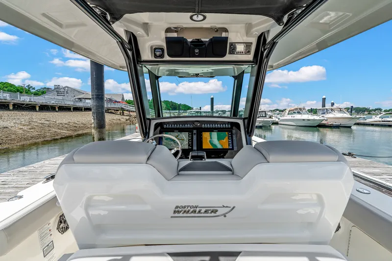 Slide: The Image of Boston Whaler 330 Outrage 2026 - 13