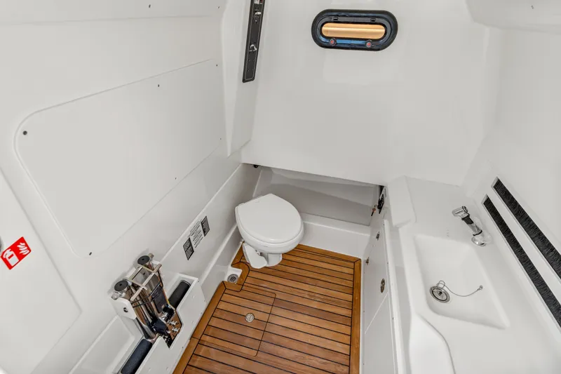 Slide: The Image of Boston Whaler 330 Outrage 2026 - 24