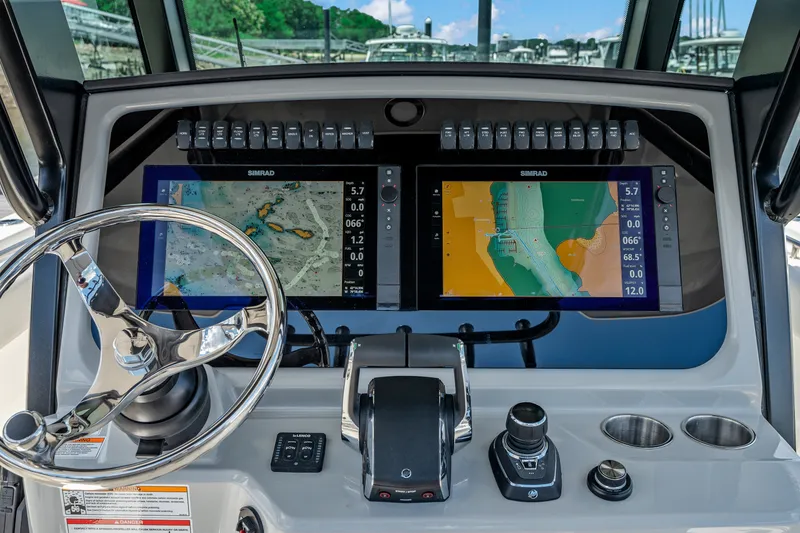 Slide: The Image of Boston Whaler 330 Outrage 2026 - 20