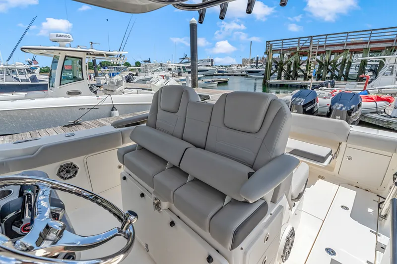 Slide: The Image of Boston Whaler 330 Outrage 2026 - 16