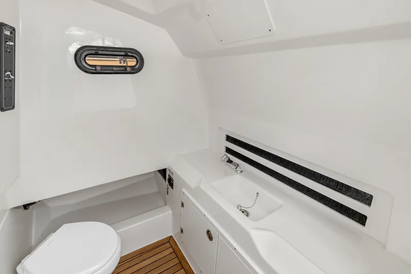 Slide: The Image of Boston Whaler 330 Outrage 2026 - 25