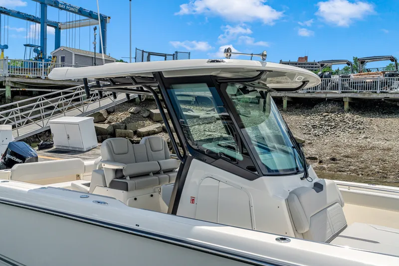 Slide: The Image of Boston Whaler 330 Outrage 2026 - 23