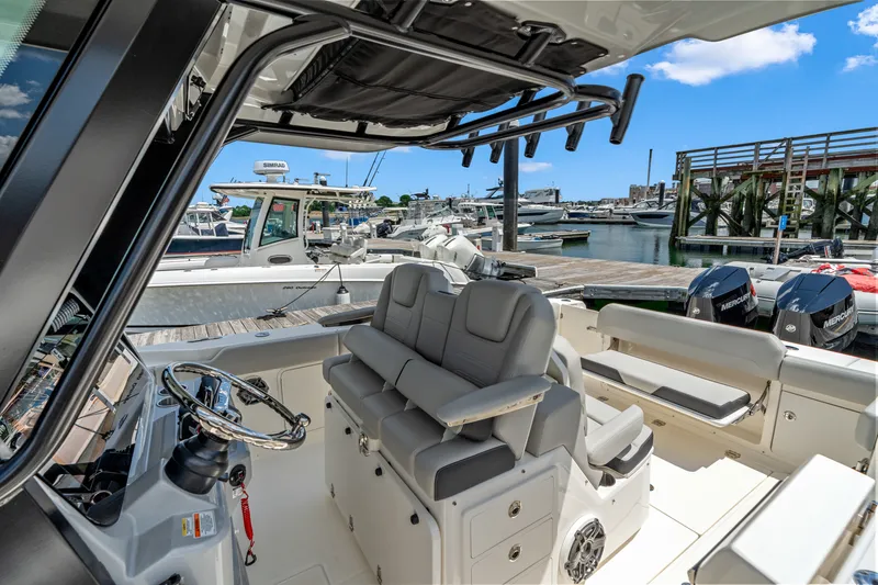Slide: The Image of Boston Whaler 330 Outrage 2026 - 14