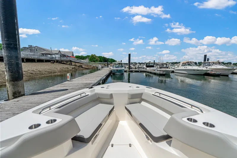 Slide: The Image of Boston Whaler 330 Outrage 2026 - 28
