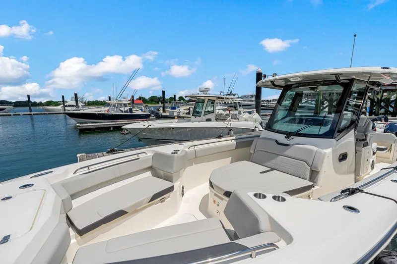 Slide: The Image of Boston Whaler 330 Outrage 2026 - 26