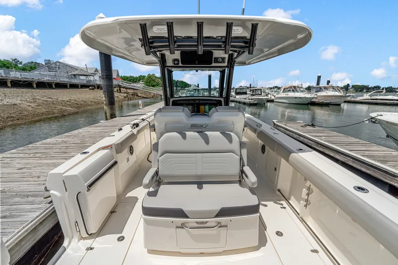 Slide: The Image of Boston Whaler 330 Outrage 2026 - 12