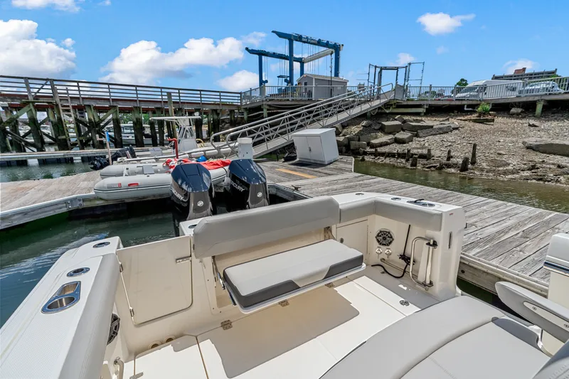 Slide: The Image of Boston Whaler 330 Outrage 2026 - 10