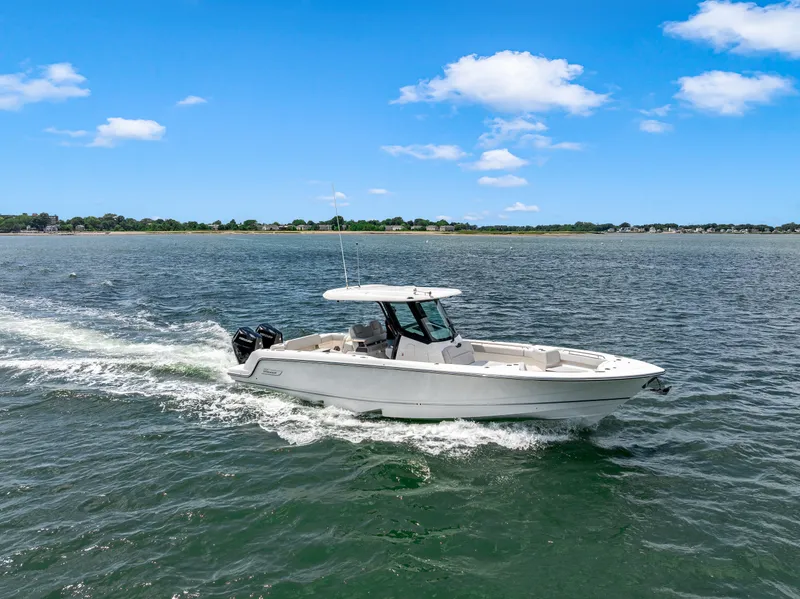 The Image of Boston Whaler 330 Outrage 2026 - 1