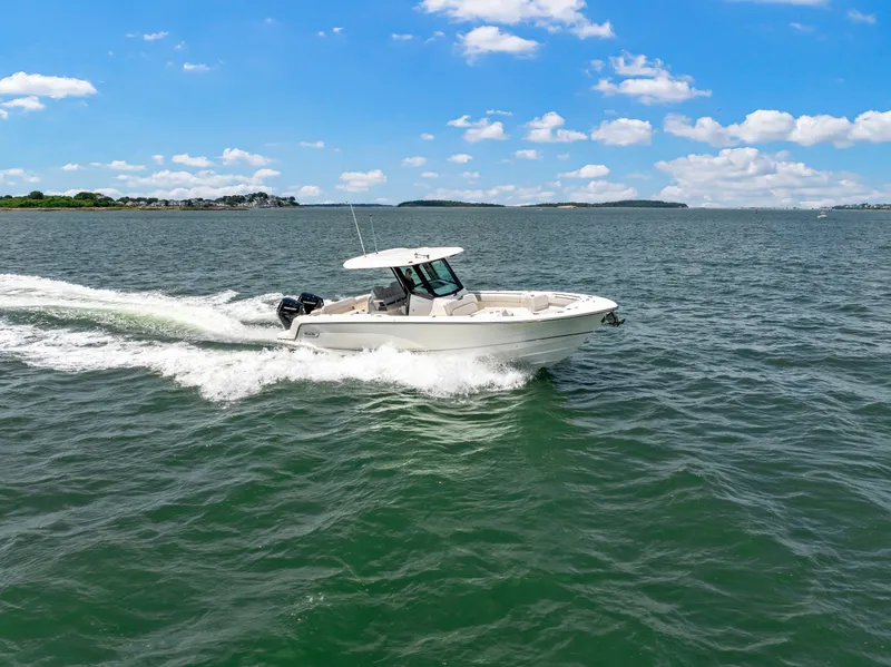 Slide: The Image of Boston Whaler 330 Outrage 2026 - 33
