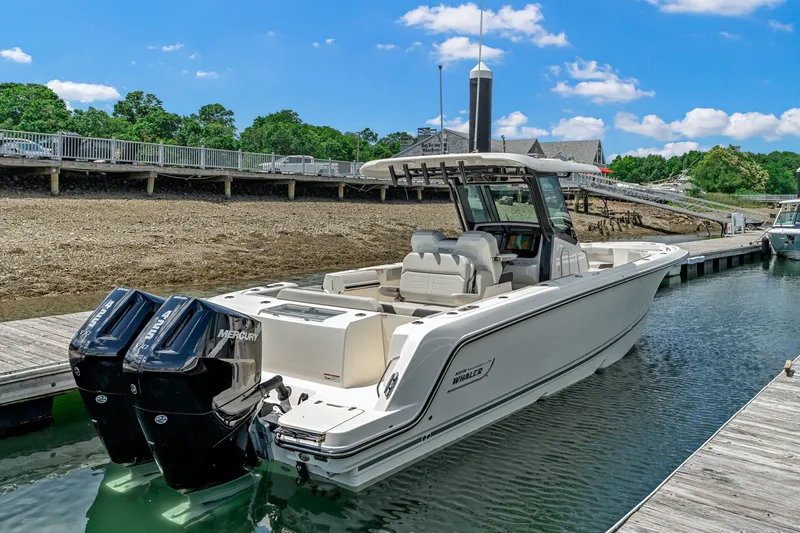 Slide: The Image of Boston Whaler 330 Outrage 2026 - 5