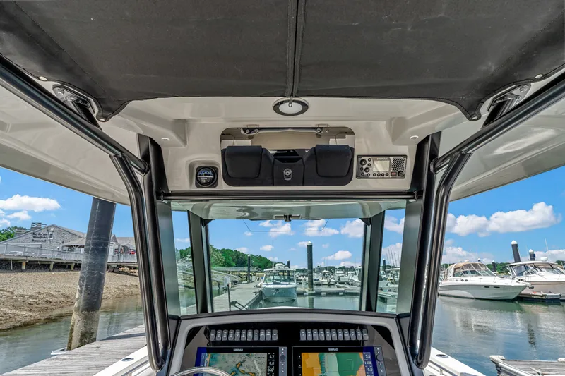 Slide: The Image of Boston Whaler 330 Outrage 2026 - 21