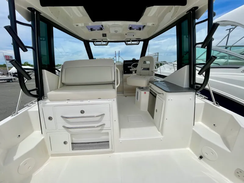Slide: The Image of Boston Whaler 325 Conquest 2026 - 4